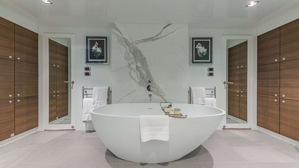 Master Stateroom Head - European Style Bath Tub