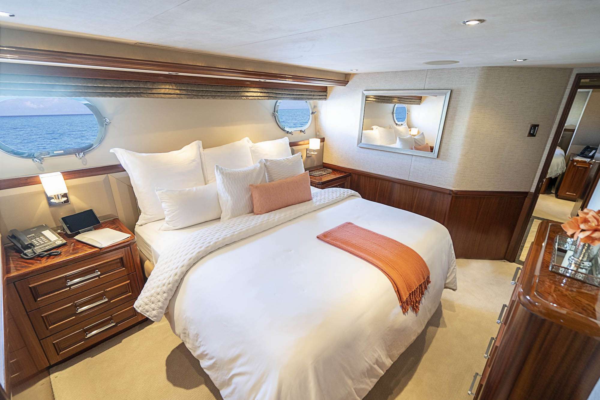 ANTARES Yacht Charter - King guest stateroom