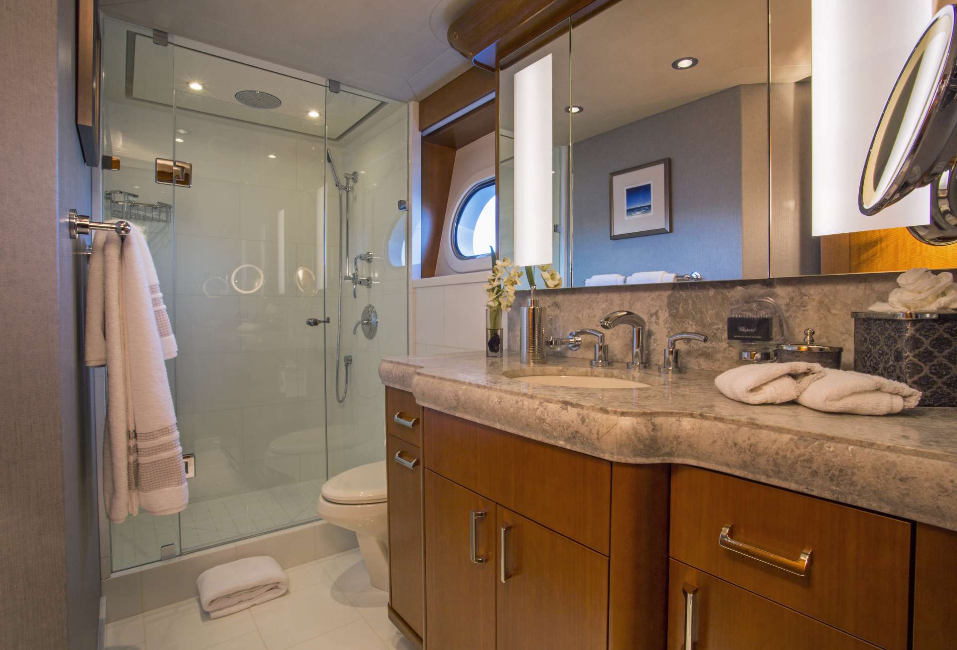 FAR NIENTE Yacht Charter - Guest Bath