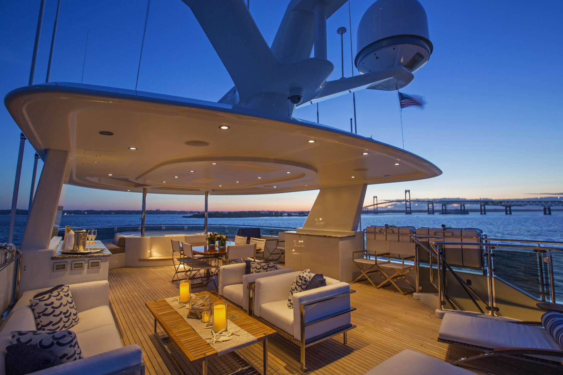 FAR NIENTE Yacht Charter - Sun Deck Dining