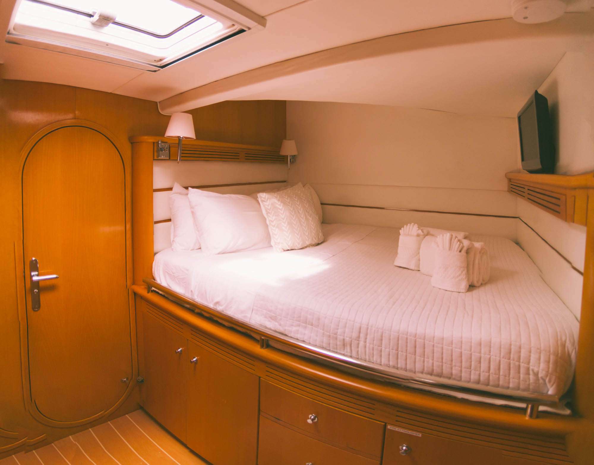 KELEA Yacht Charter - Another forward guest queen suite
