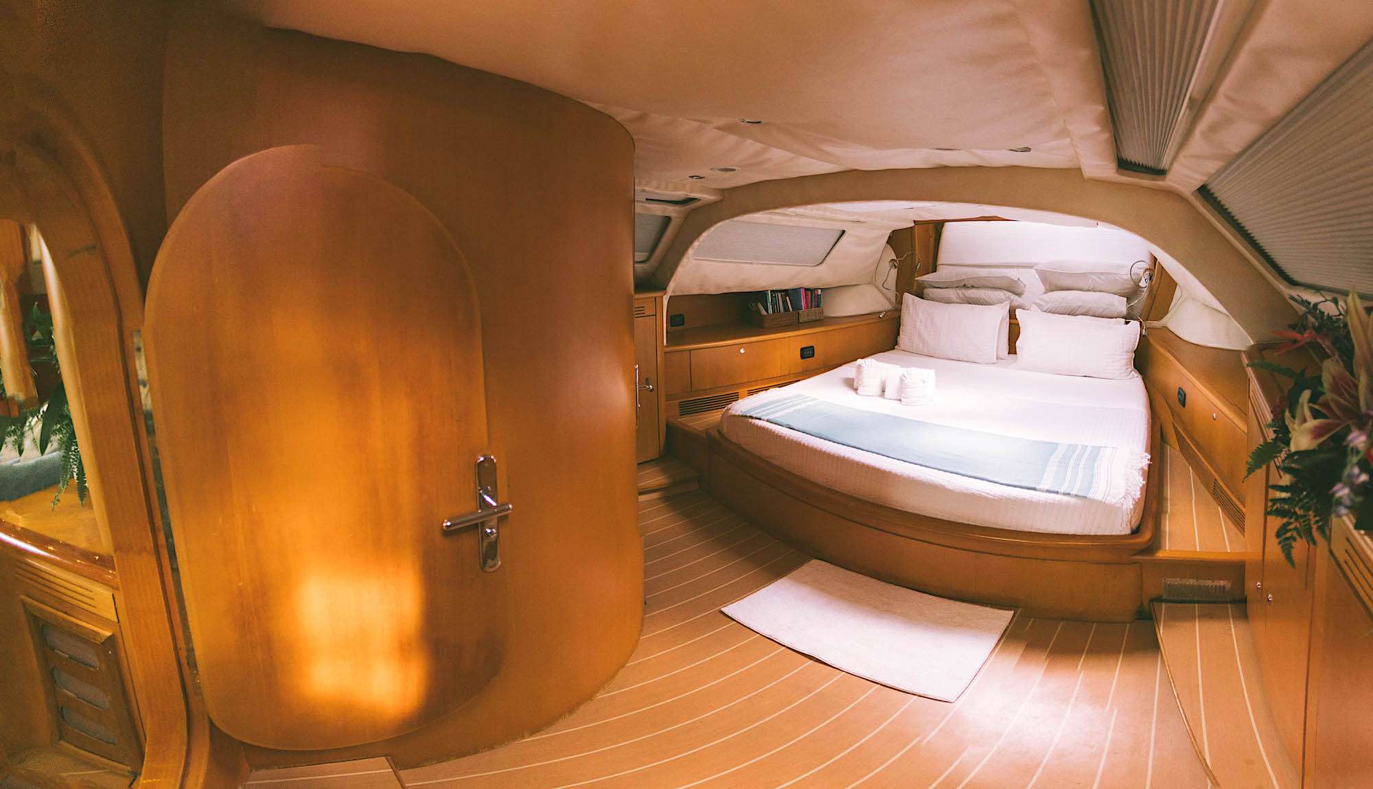 KELEA Yacht Charter - Master king guest suite