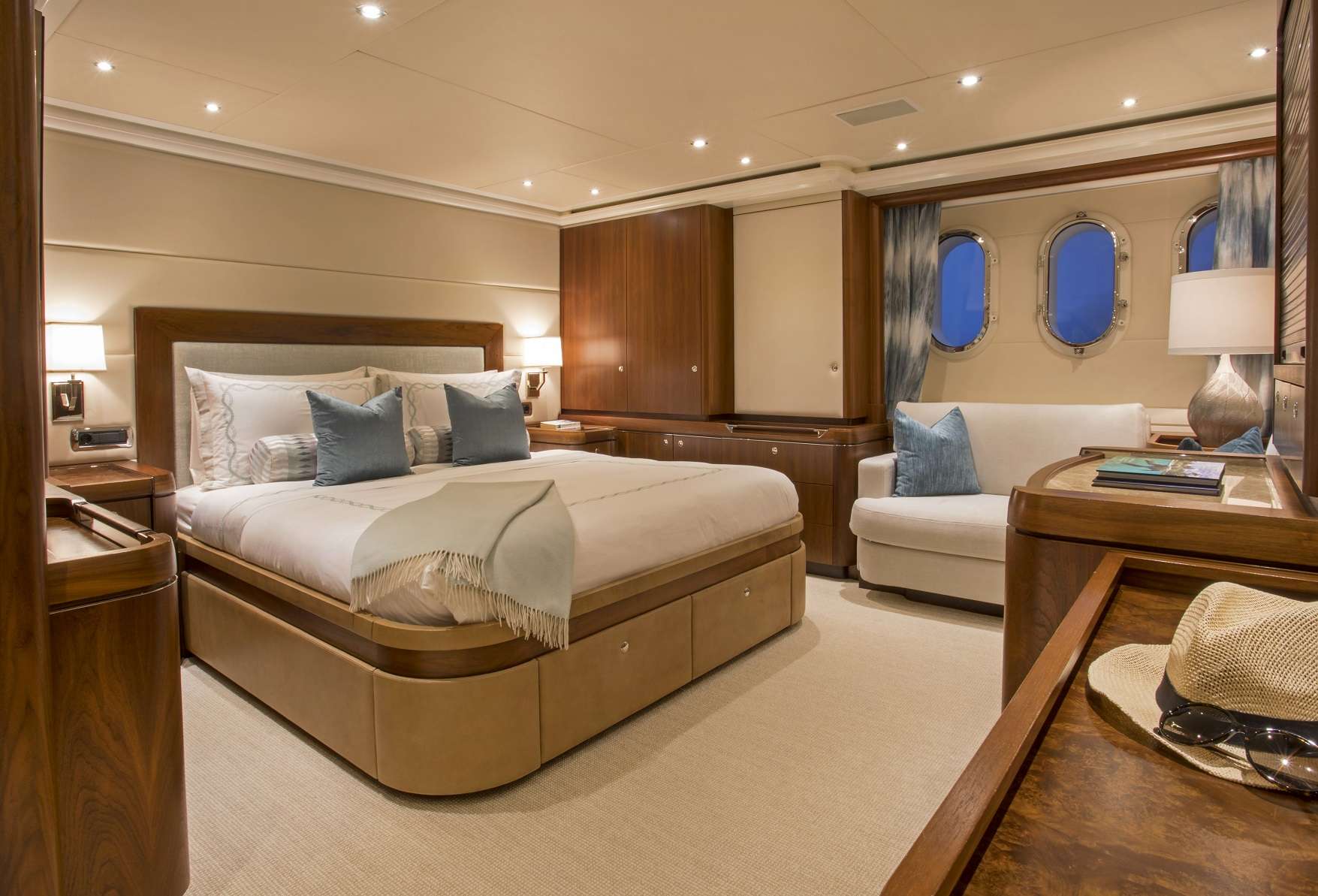 PURA VIDA Yacht Charter - Master Stateroom