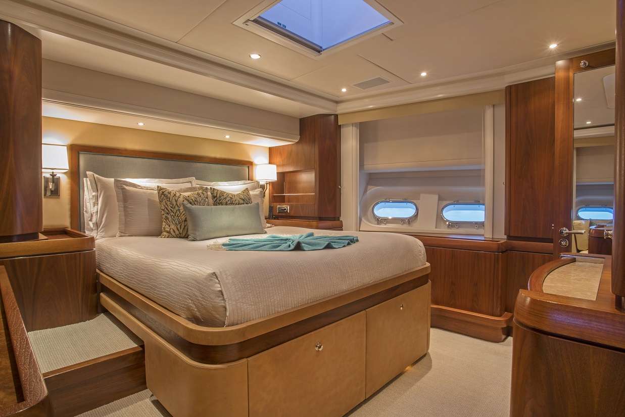 PURA VIDA Yacht Charter - VIP Streroom