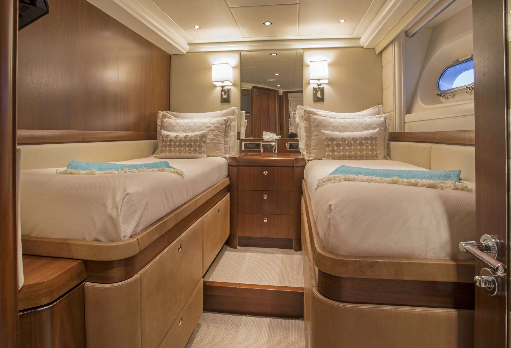 PURA VIDA Yacht Charter - Guest Twin Stateroom #1