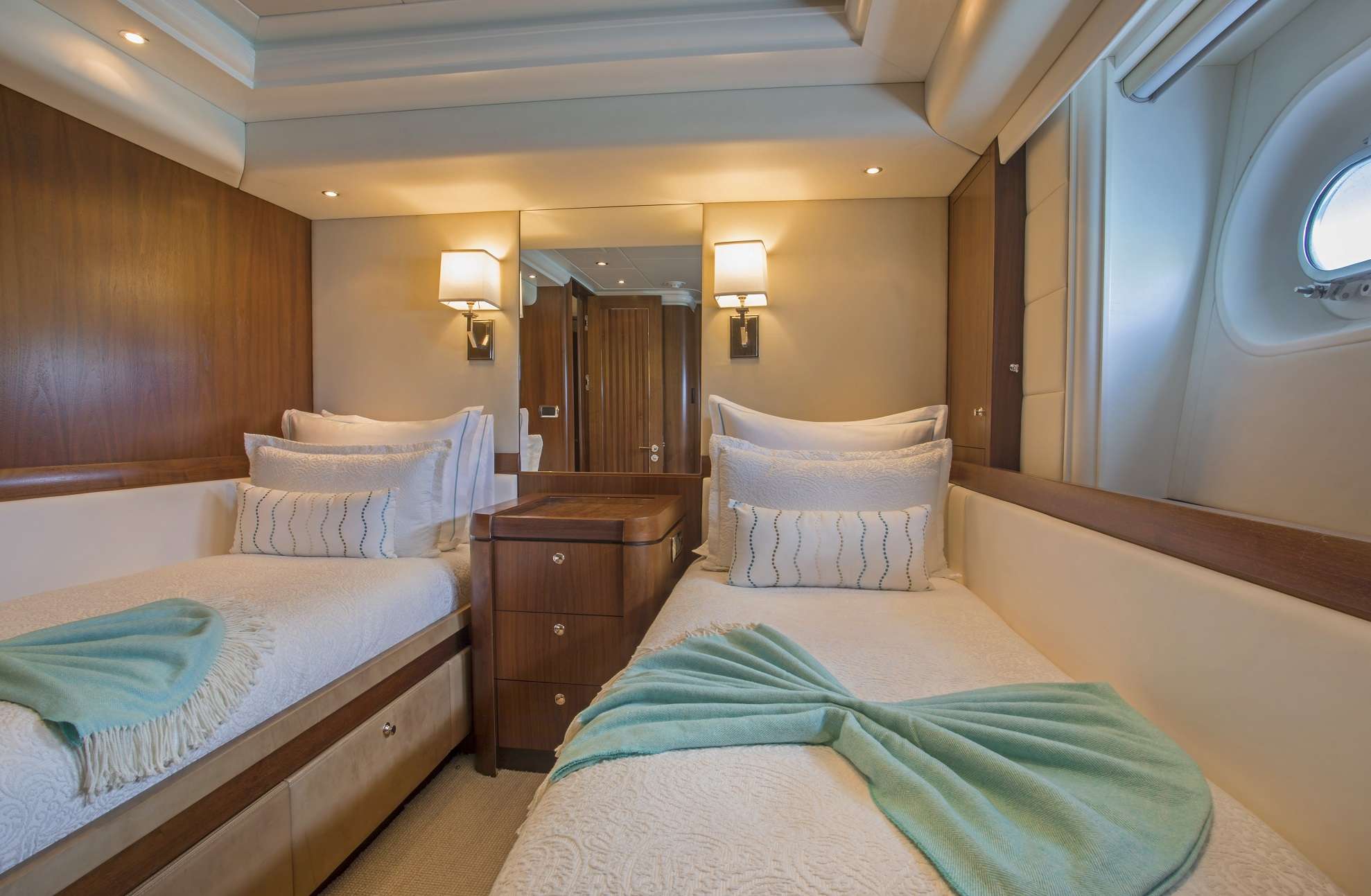 PURA VIDA Yacht Charter - Guest Twin Stateroom #2