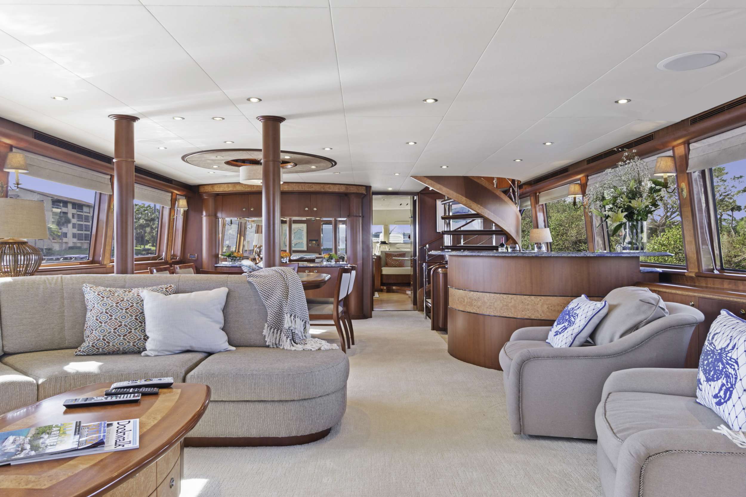 WINDWARD Yacht Charter - Main Salon