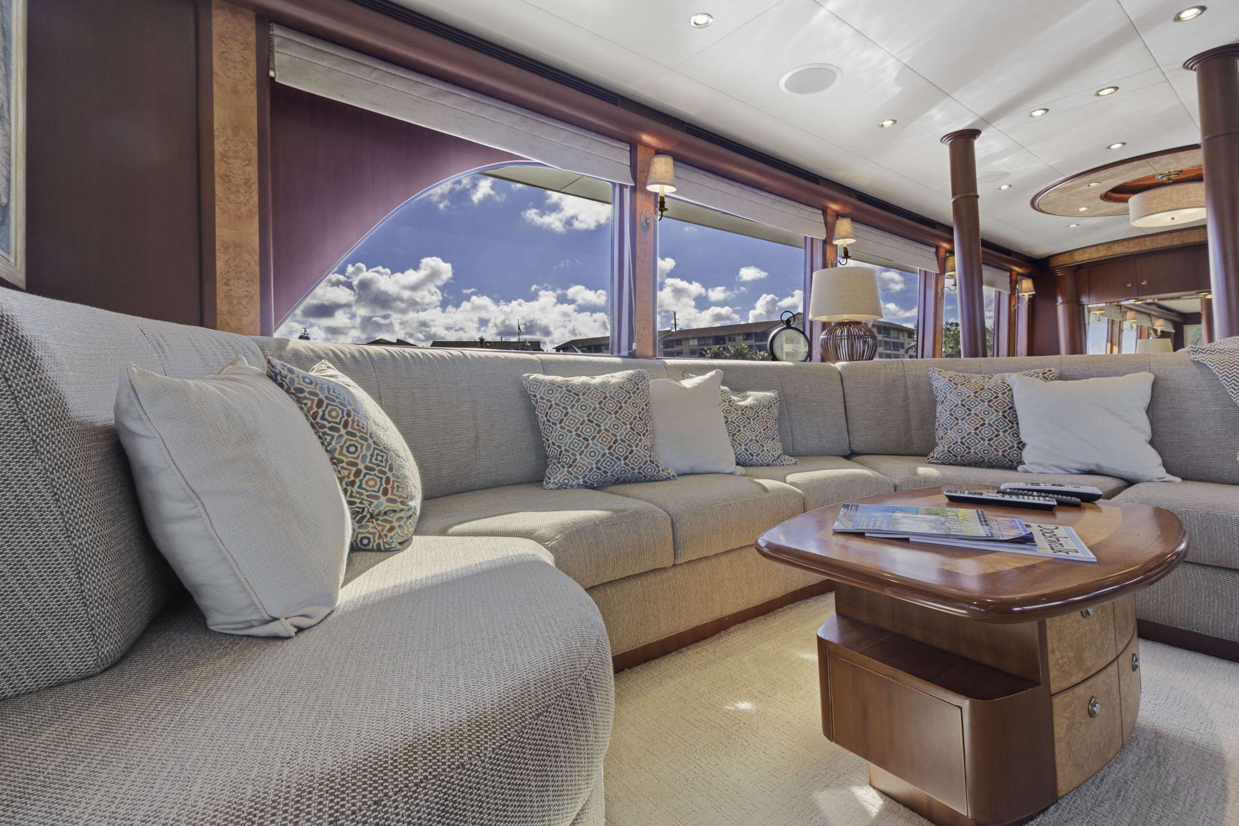 WINDWARD Yacht Charter - Main Salon