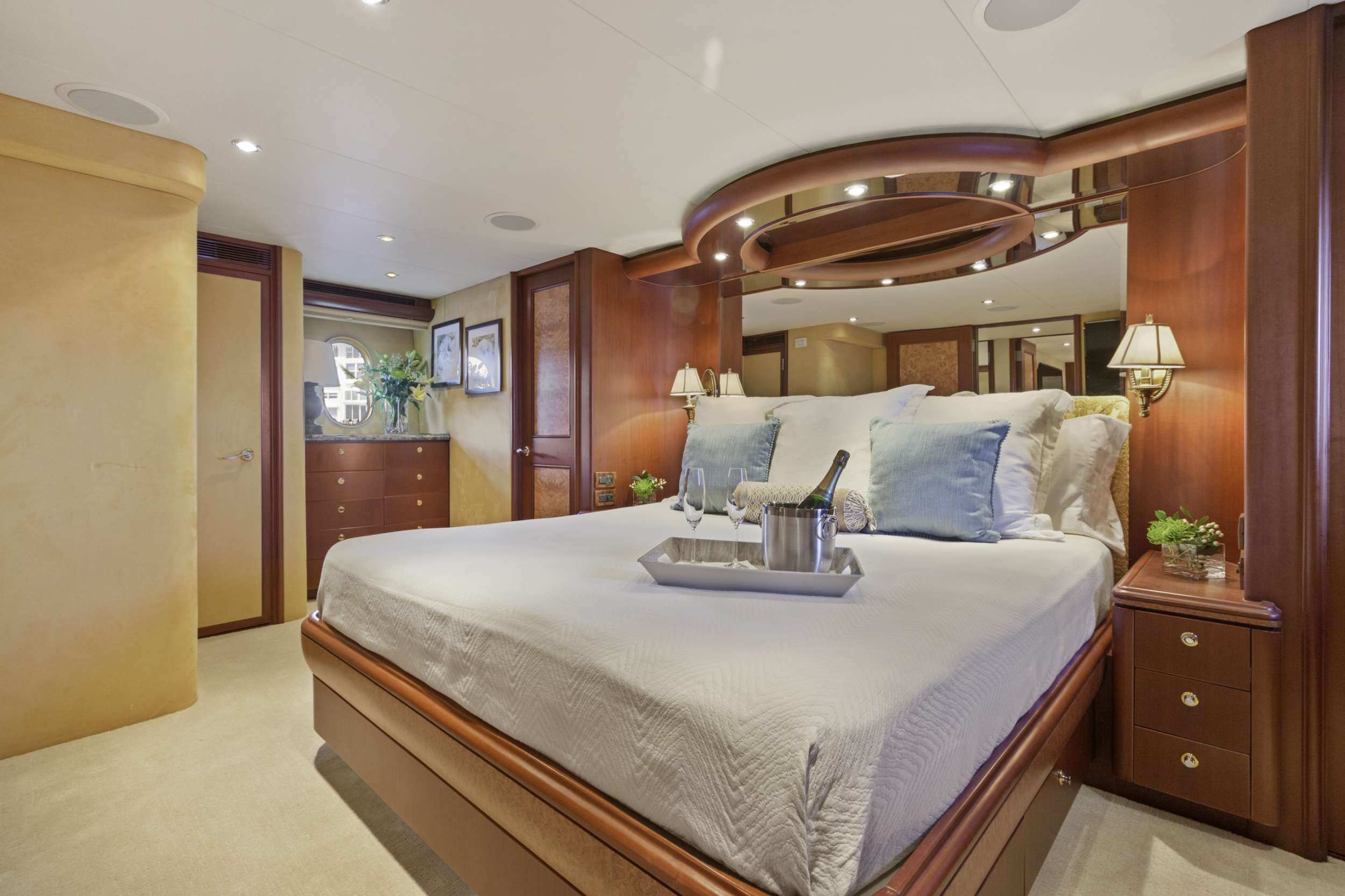 WINDWARD Yacht Charter - Owner Stateroom