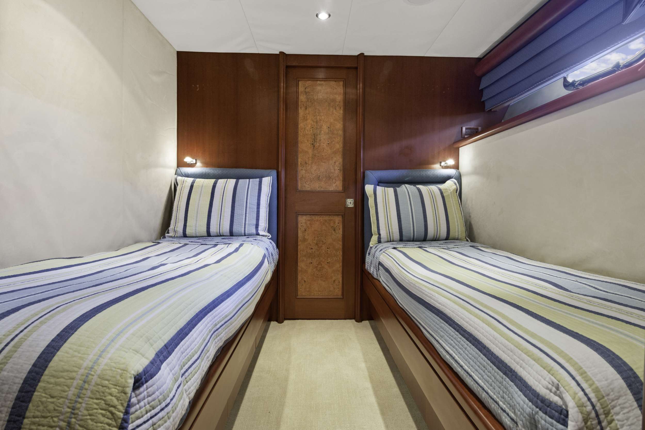 WINDWARD Yacht Charter - Twin Stateroom
