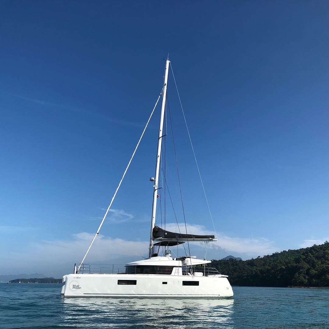 Blue Moon Yacht Charter - Sideview - Day Time