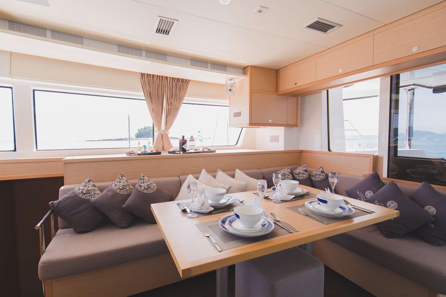 Salon - Dining Area