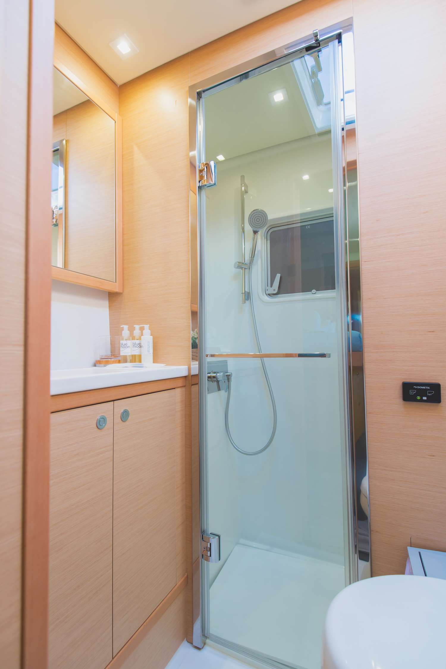 Blue Moon Yacht Charter - Bathroom with separate show