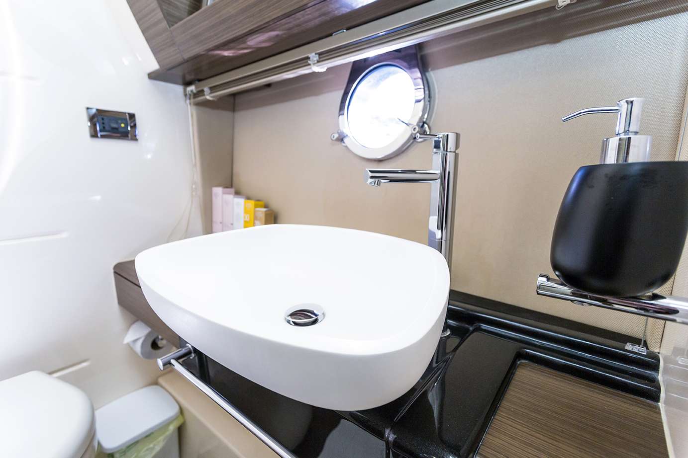 MINI TOO Yacht Charter - Bathroom