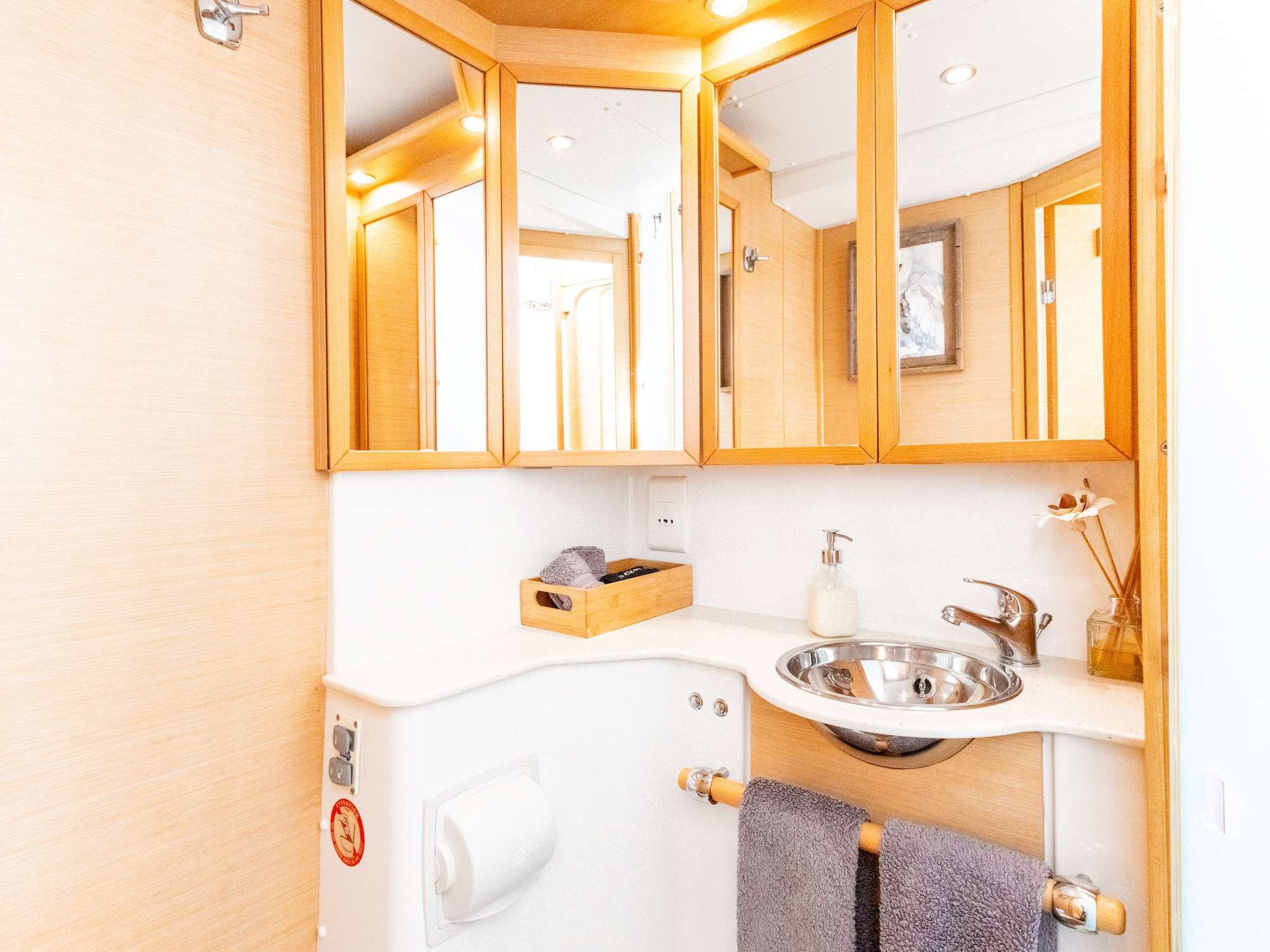 GAMBIT Yacht Charter - Aft ensuite head with vanity