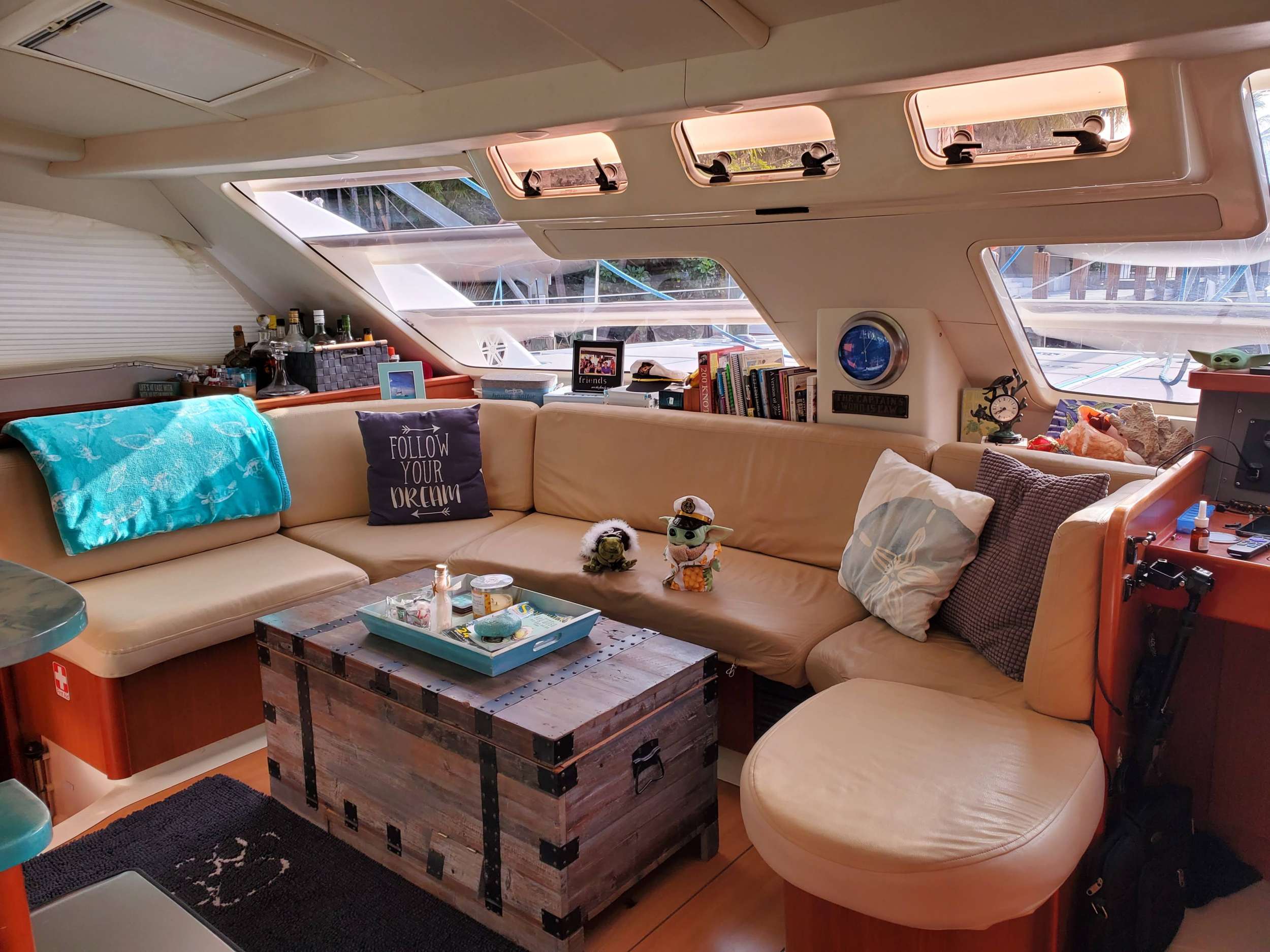 THE SPACE BETWEEN Yacht Charter - Comfortable salon space