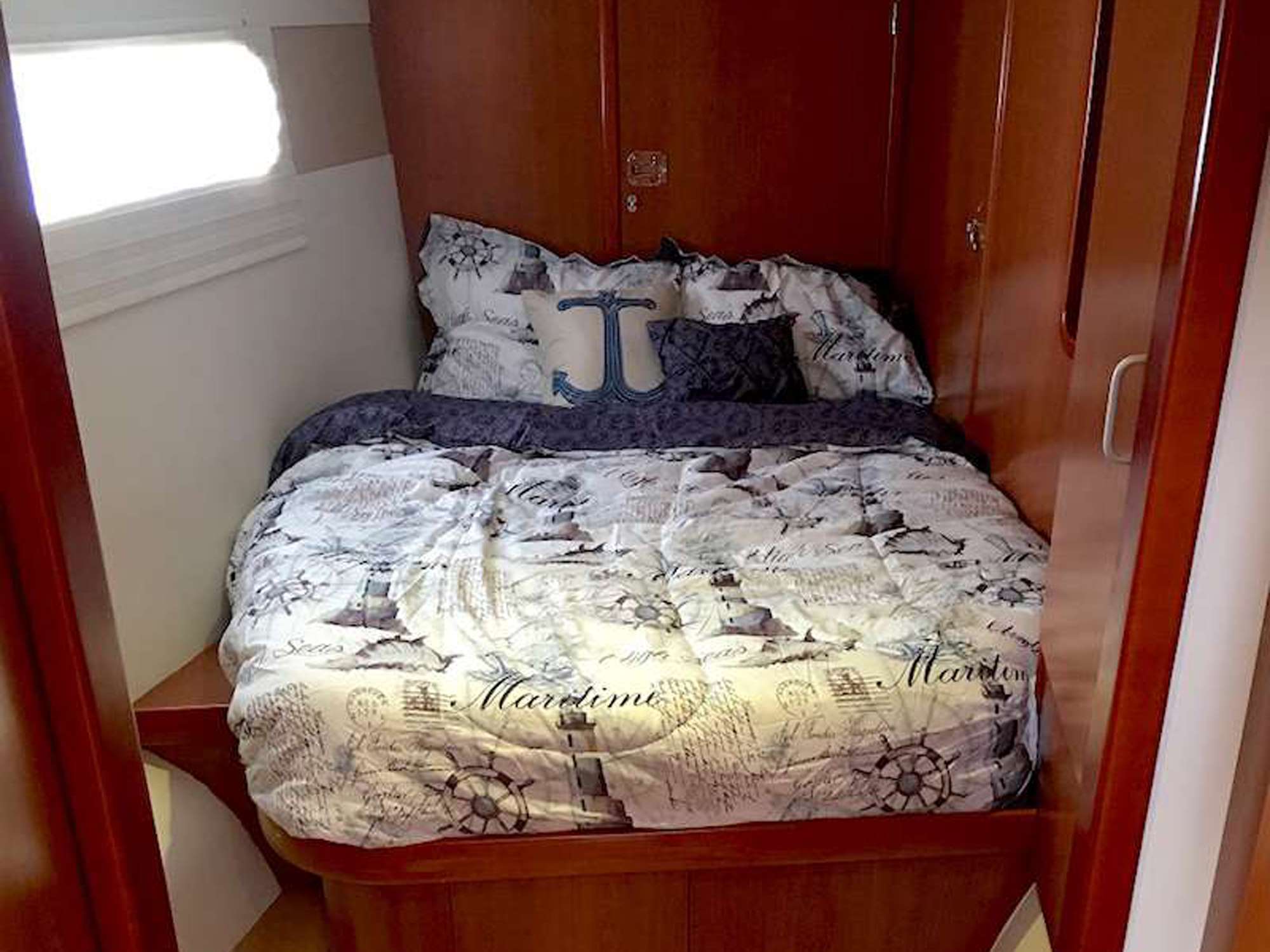 THE SPACE BETWEEN Yacht Charter - Guest Cabin