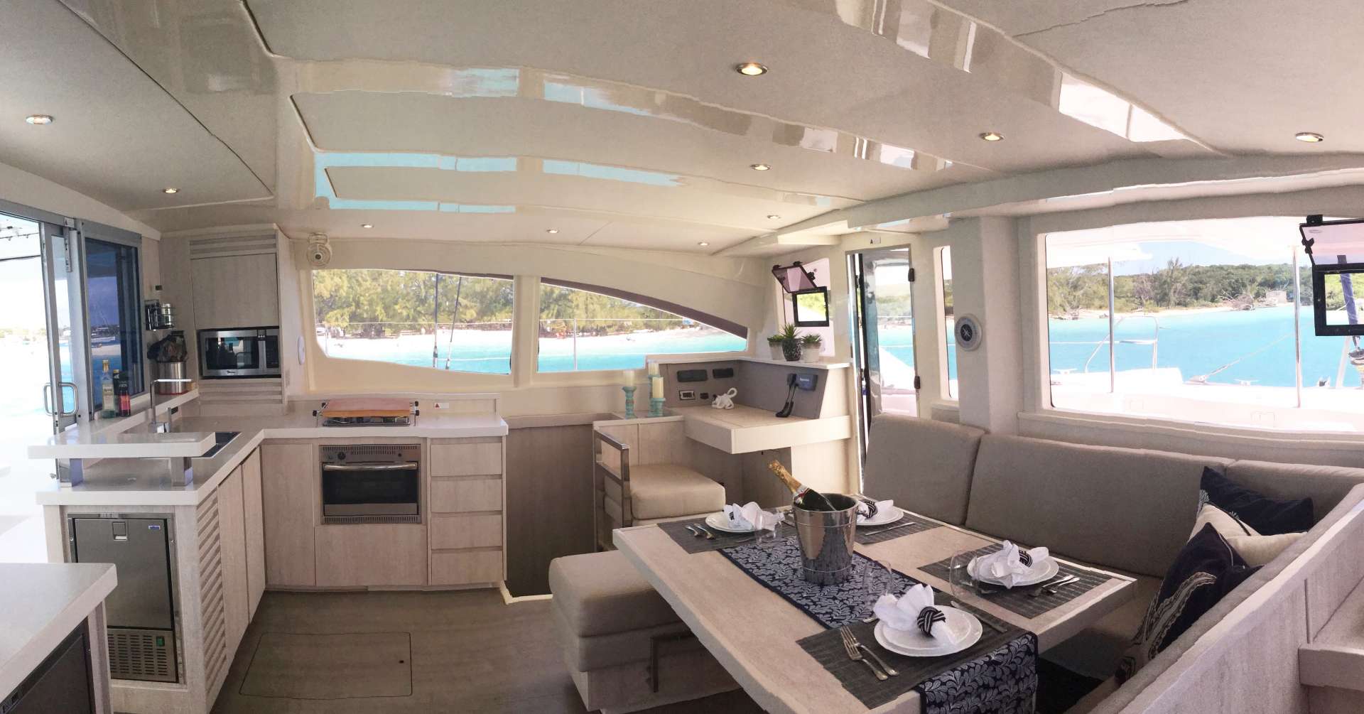 Catamaran Charter Mojo L48