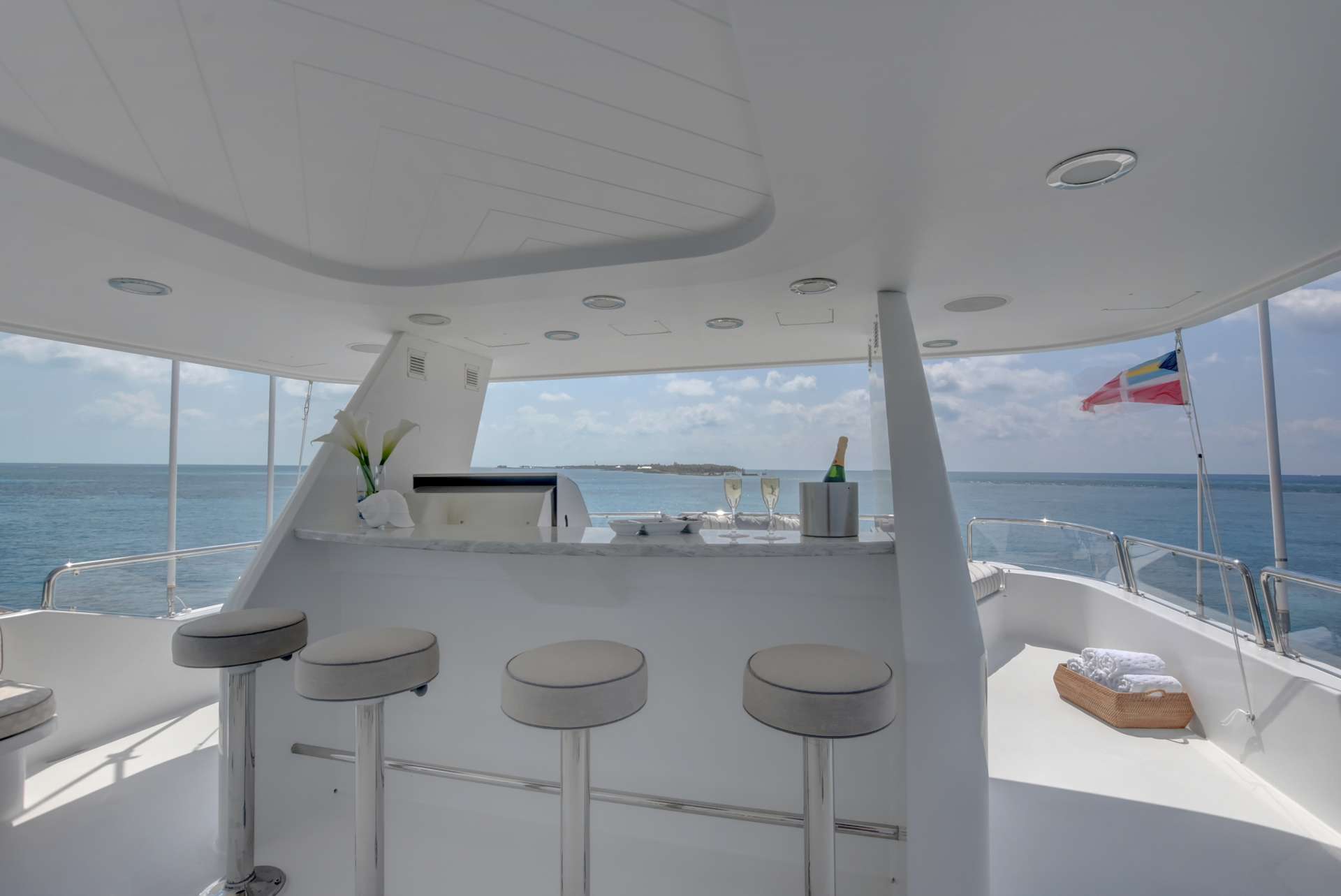 Flybridge bar 