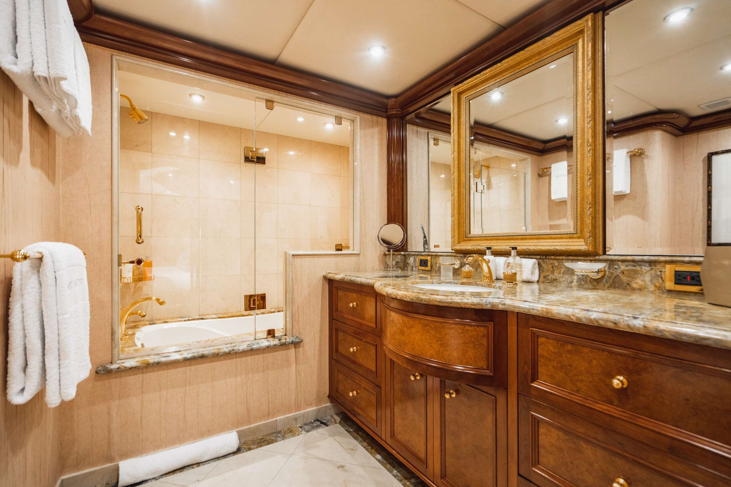AQUASITION Yacht Charter - King guest bath with tub &amp; shower