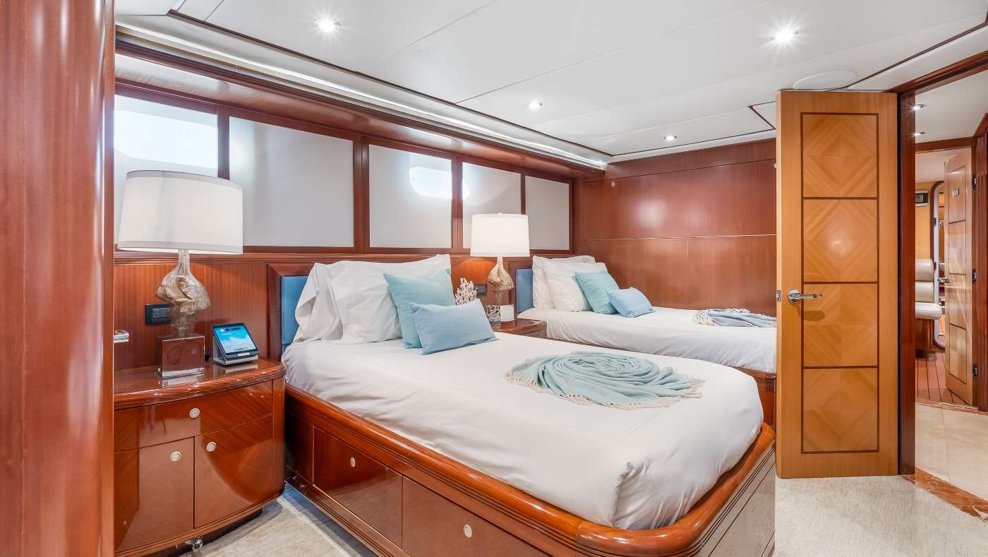 JUST ENOUGH Yacht Charter - Twin Cabin