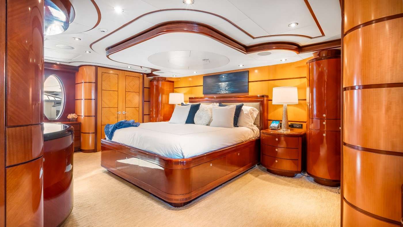 JUST ENOUGH Yacht Charter - Master Stateroom