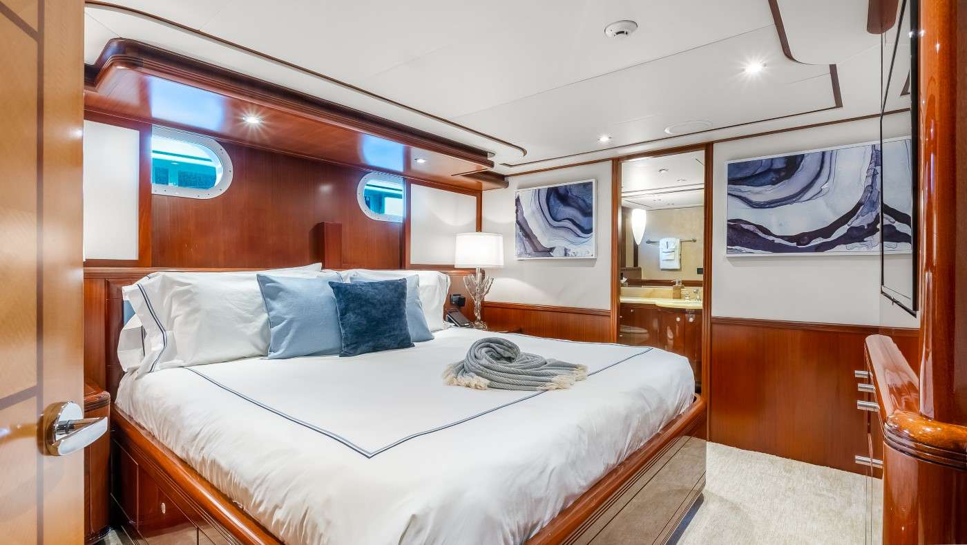 JUST ENOUGH Yacht Charter - Guest Stateroom