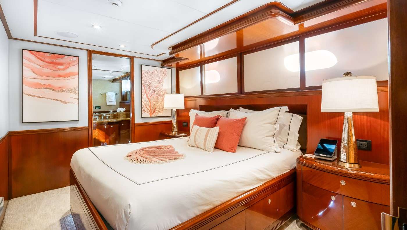 JUST ENOUGH Yacht Charter - Guest Stateroom