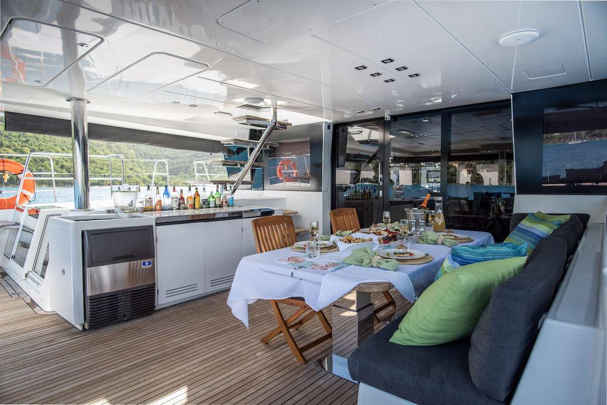 RIPPLE Yacht Charter - Alfresco dining