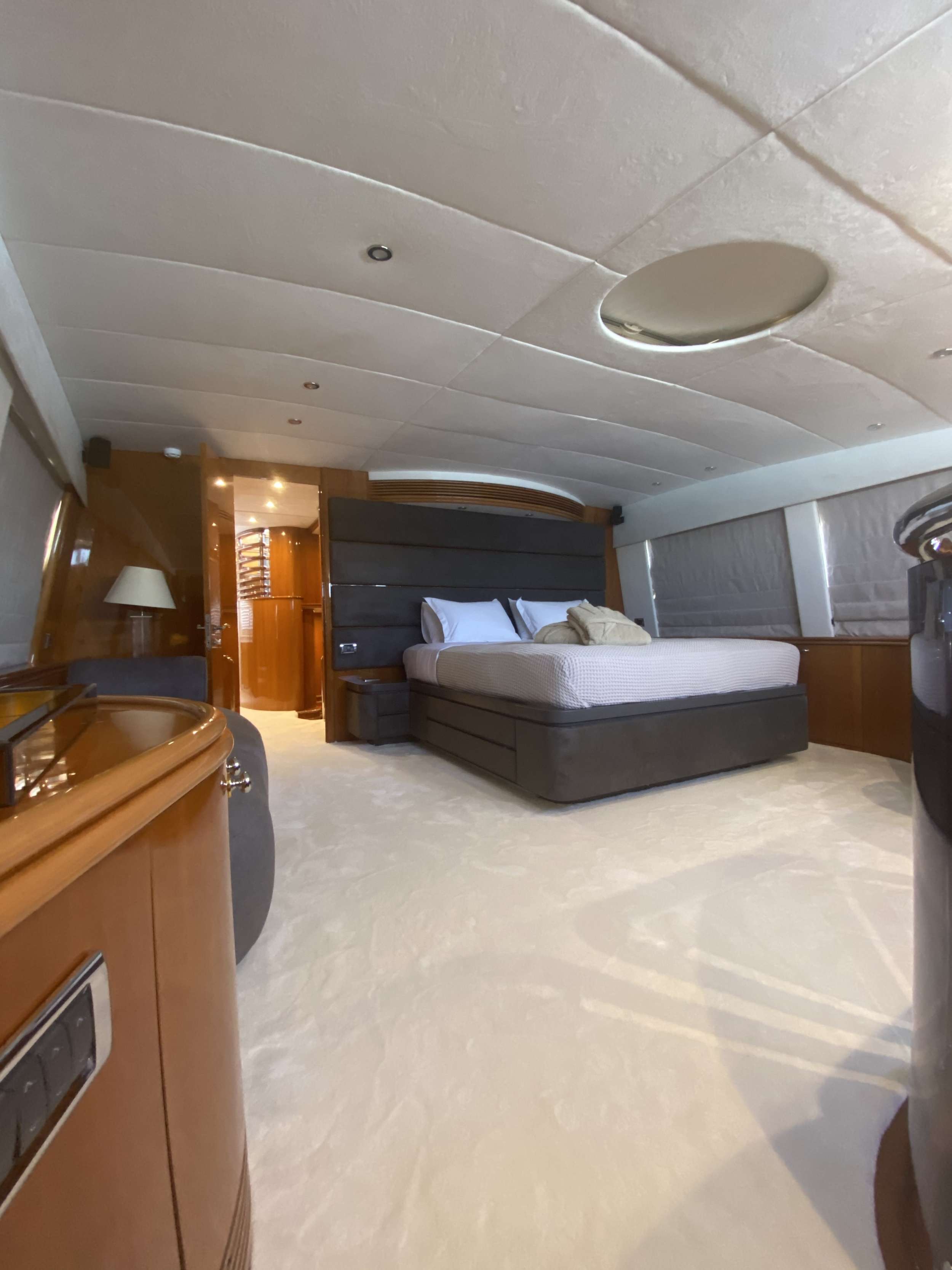 MI ALMA Yacht Charter - Master Cabin - Main Deck