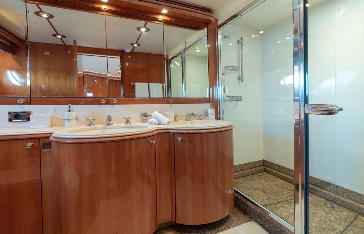 MI ALMA Yacht Charter - VIP Bath