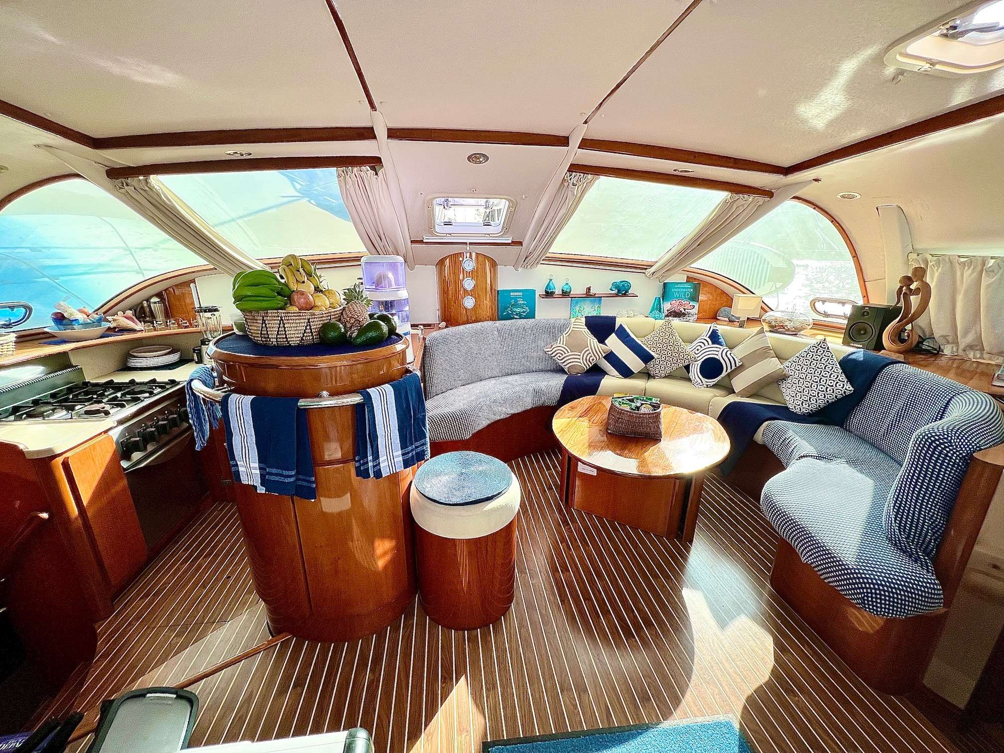 ISOLABLUE Yacht Charter - Sunny and cheerful salon and galley.