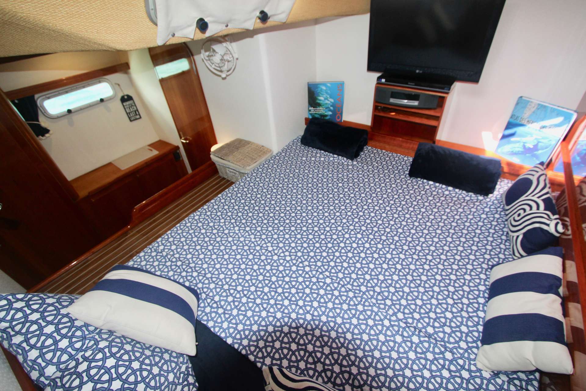 ISOLABLUE Yacht Charter - Guest Cabin port fwd