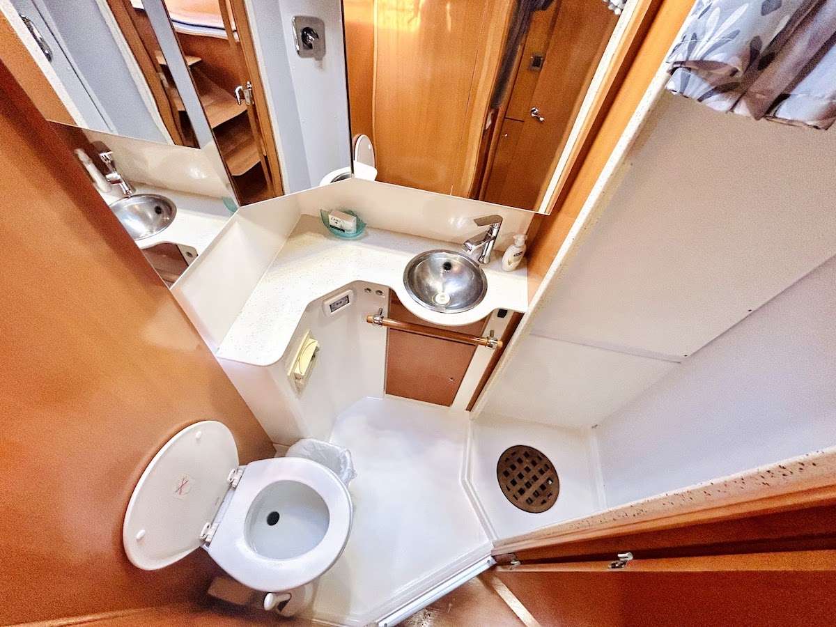 PHYSALIA Yacht Charter - Bathroom