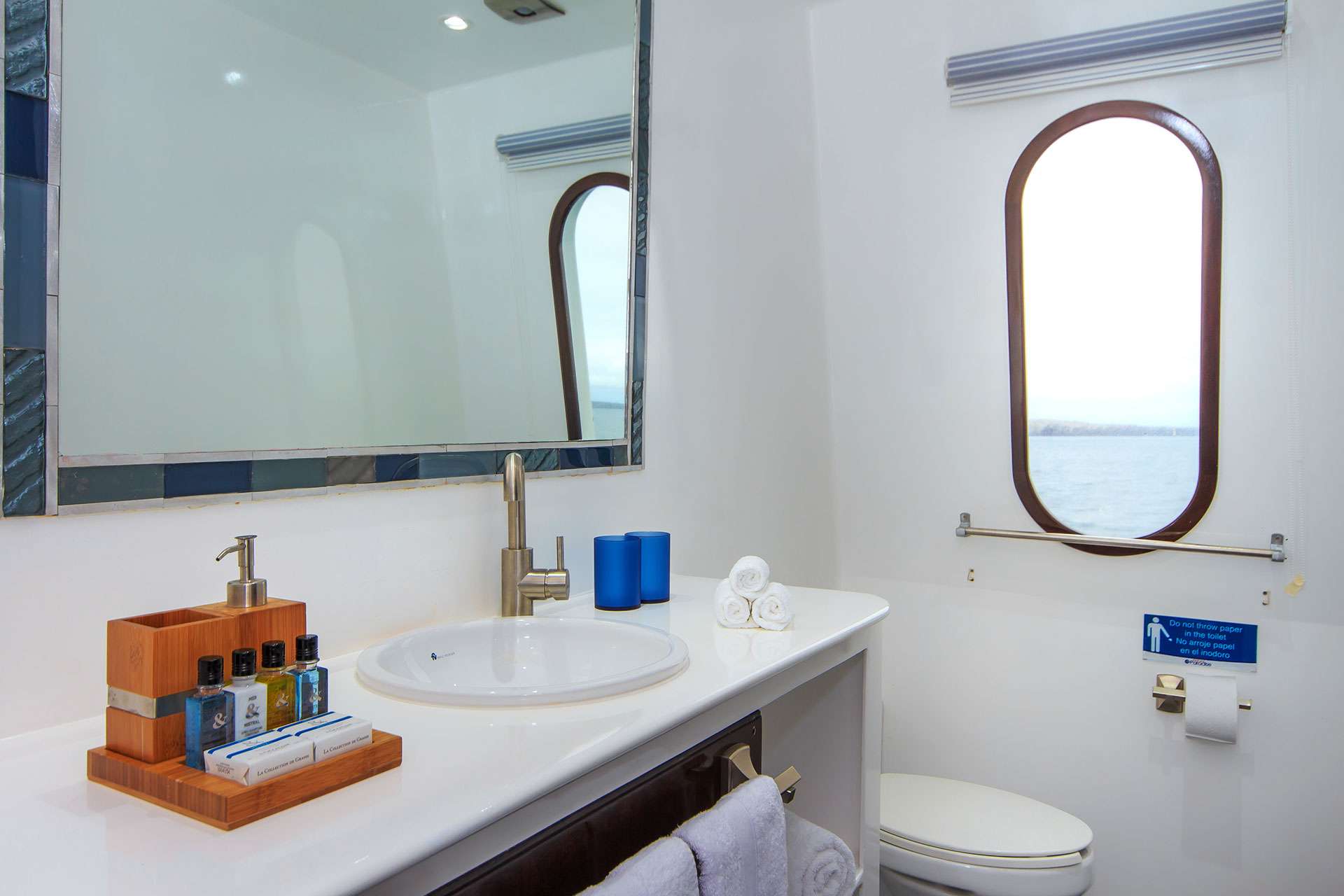 Natural Paradise Yacht Charter - Bathroom