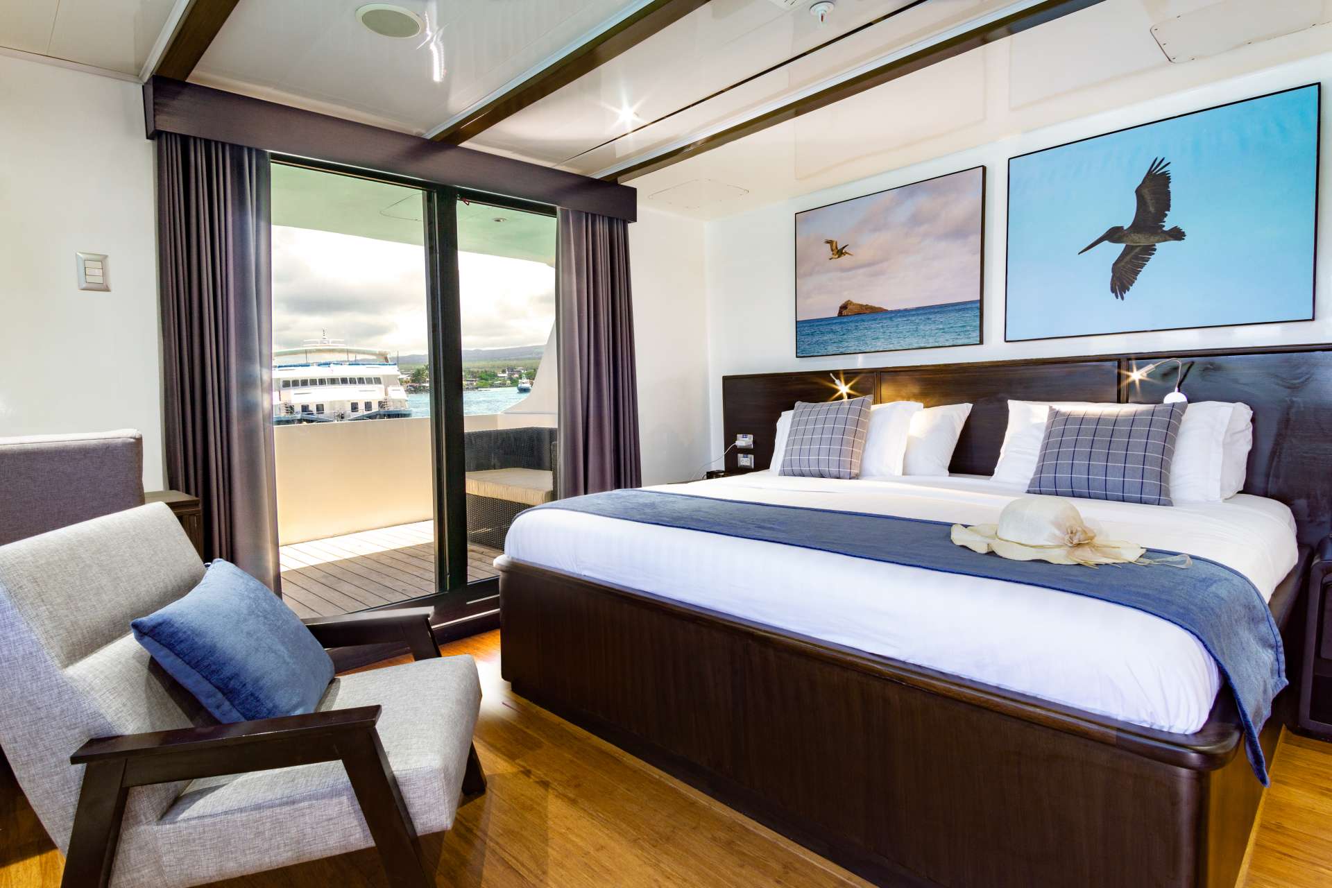 Natural Paradise Yacht Charter - Suite
