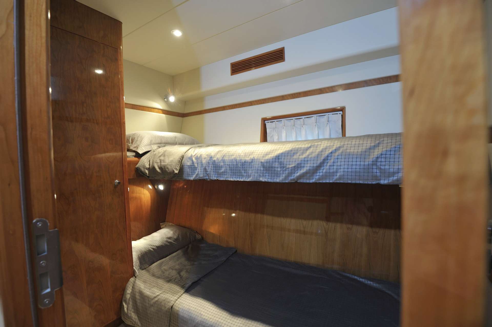 LADY KATHRYN Yacht Charter - Twin cabin