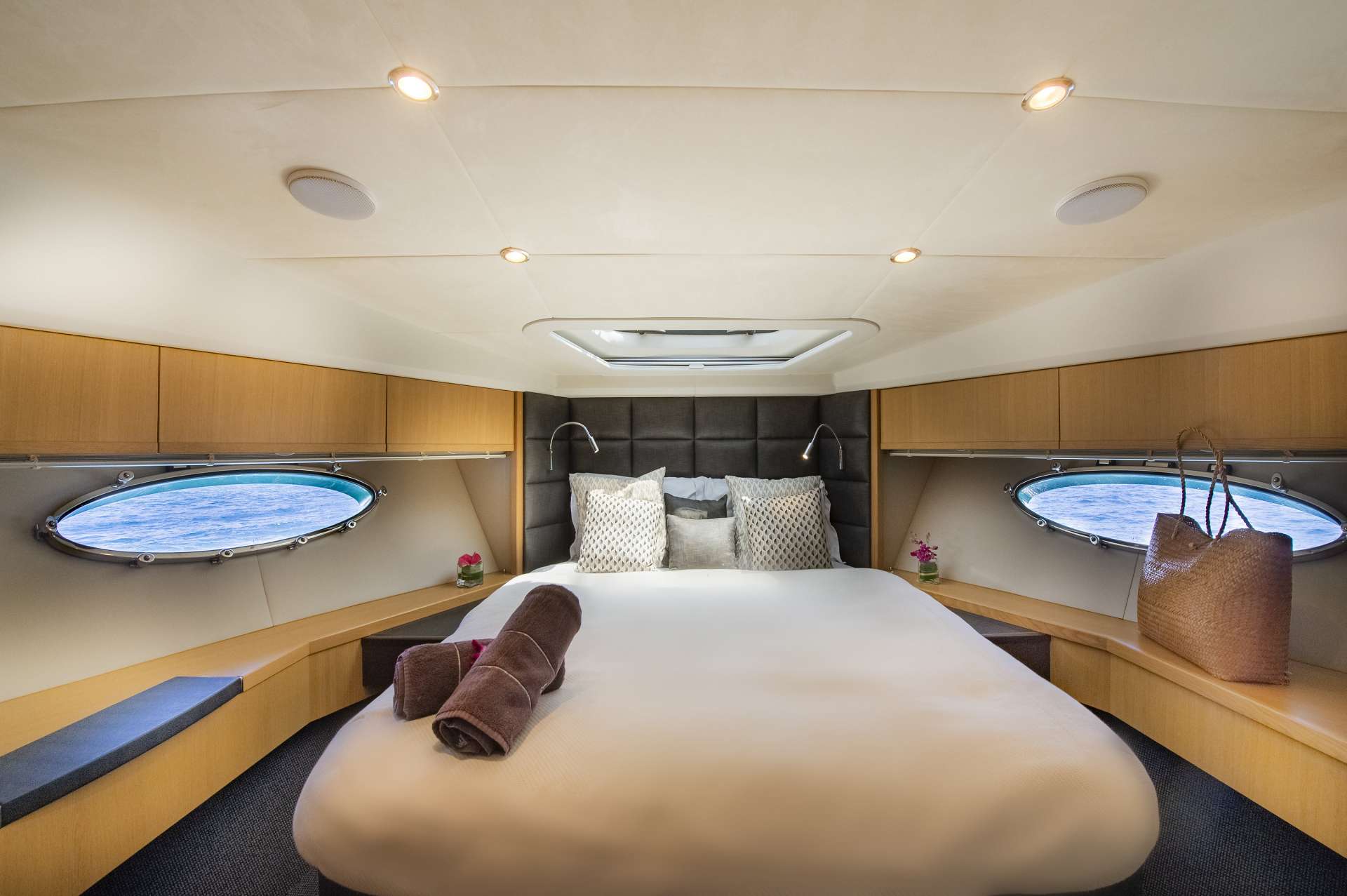 MAYAVEE Yacht Charter - VIP cabin