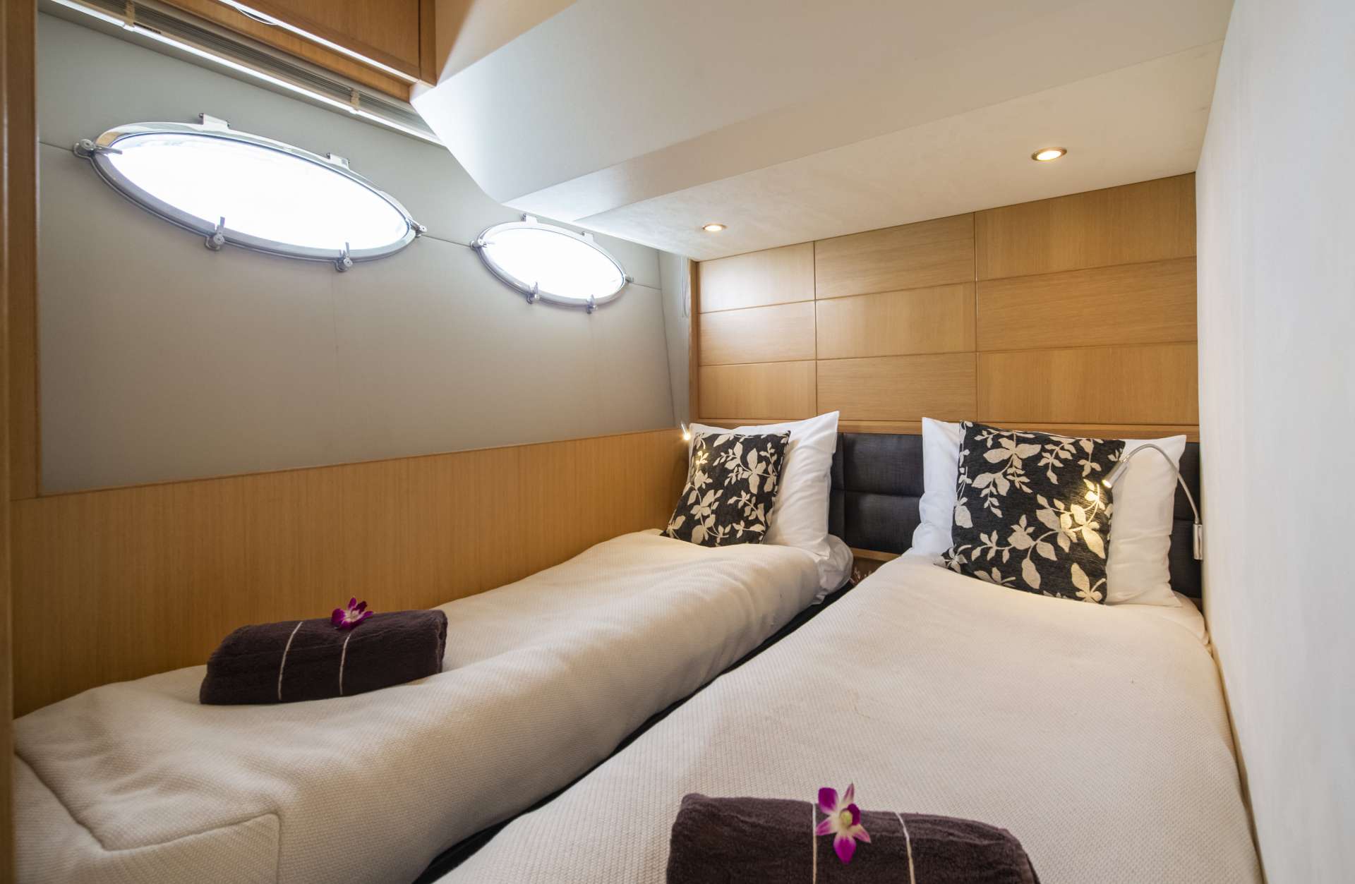 MAYAVEE Yacht Charter - Twin cabin