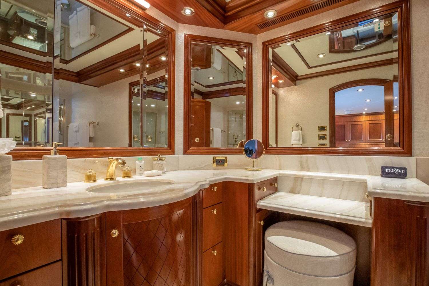 MISS STEPHANIE Yacht Charter - Owner's Ensuite
