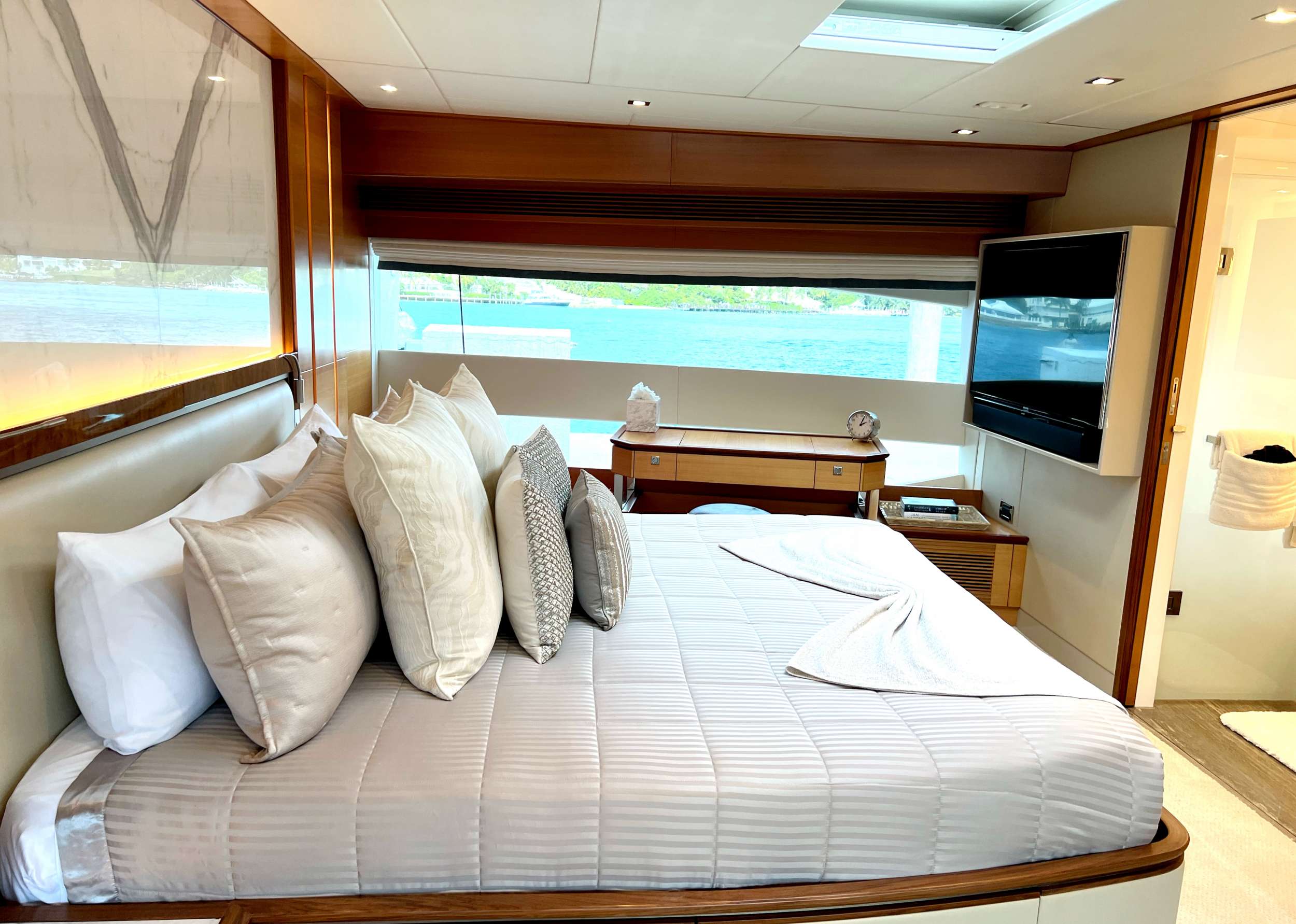 MIDNIGHT MOON Yacht Charter - Master guest suite