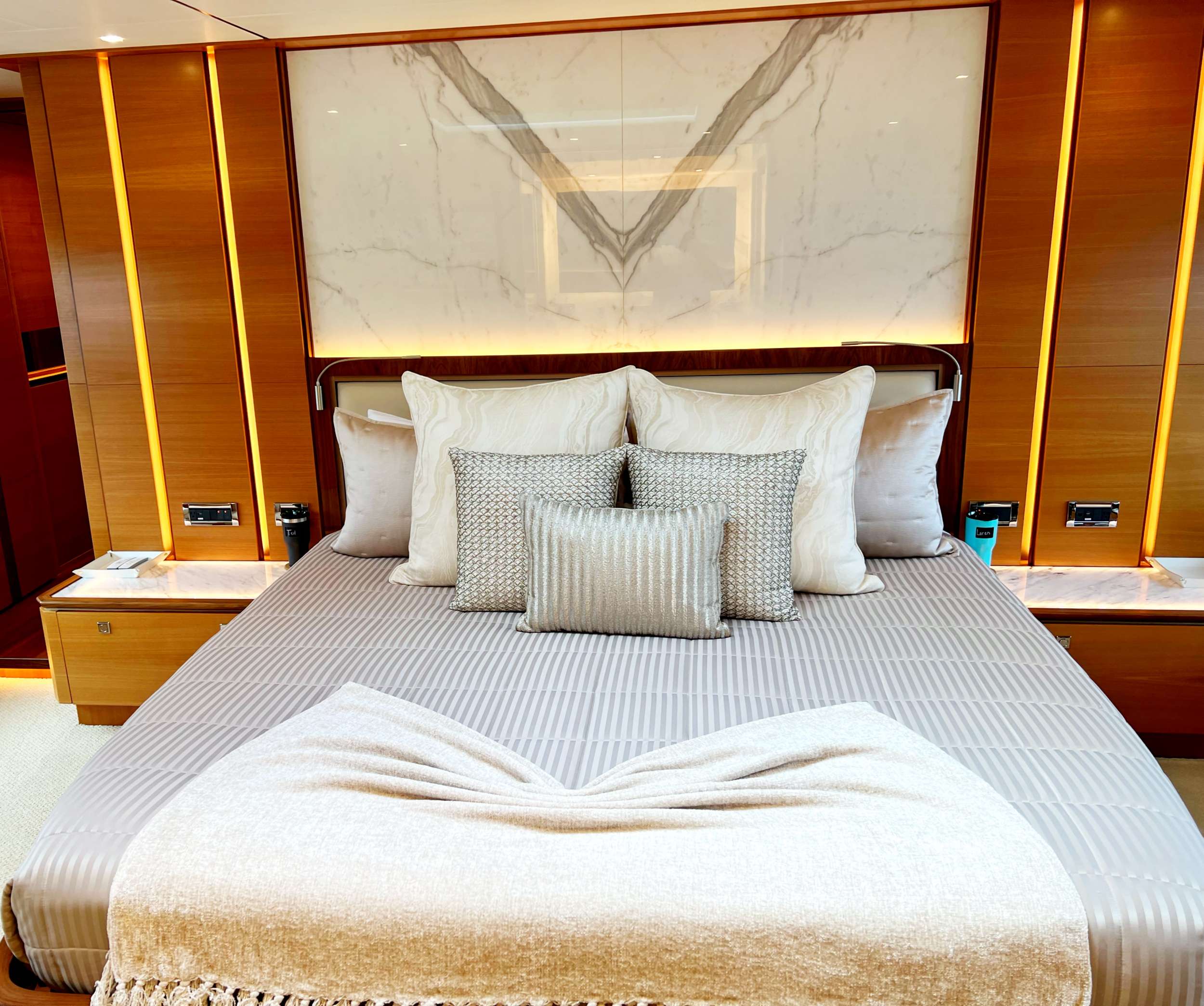 MIDNIGHT MOON Yacht Charter - Master guest suite
