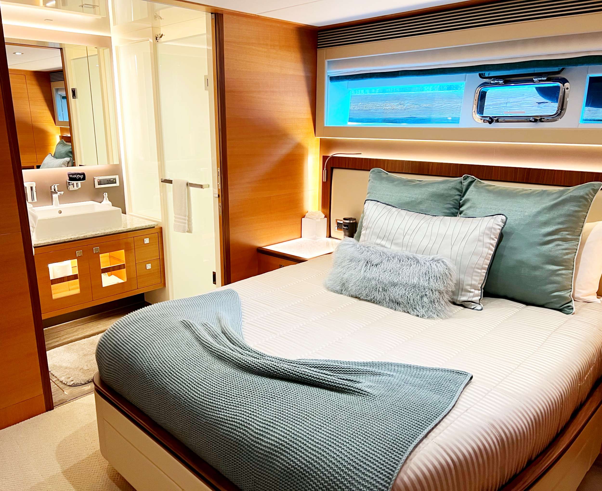 MIDNIGHT MOON Yacht Charter - Guest queen suite