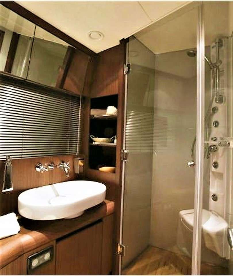 QUESTA e VITA Yacht Charter - Twin cabin's en suite bathroom, with Hydro-Jet shower and 2 doors, used also as Day Head
