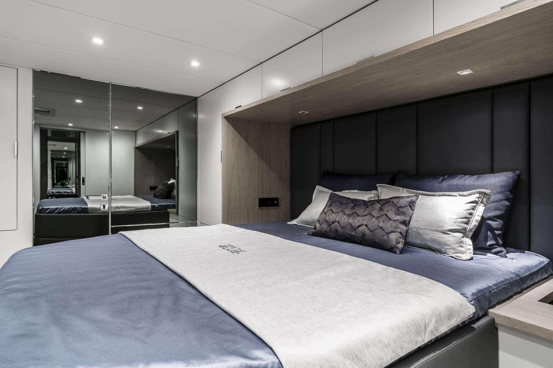 FEEL THE BLUE Yacht Charter - Guest cabin