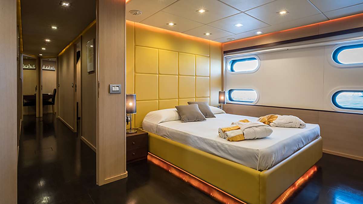 ARIA C Yacht Charter - Master cabin