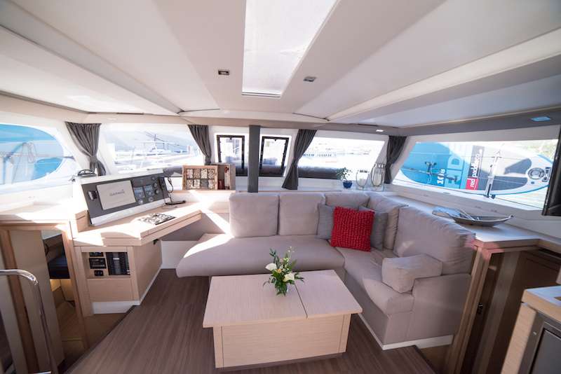 3 SISTERS Yacht Charter - Saloon with excellent visibility