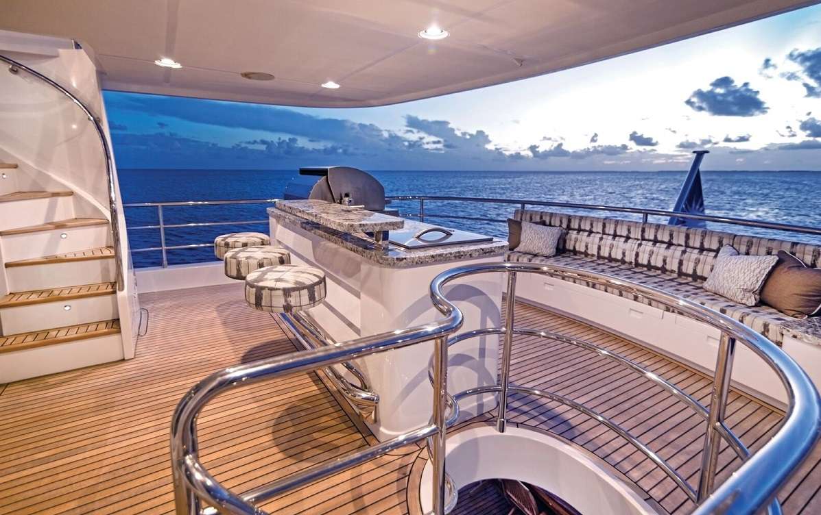 VIVIERAE II Yacht Charter - Mid Deck