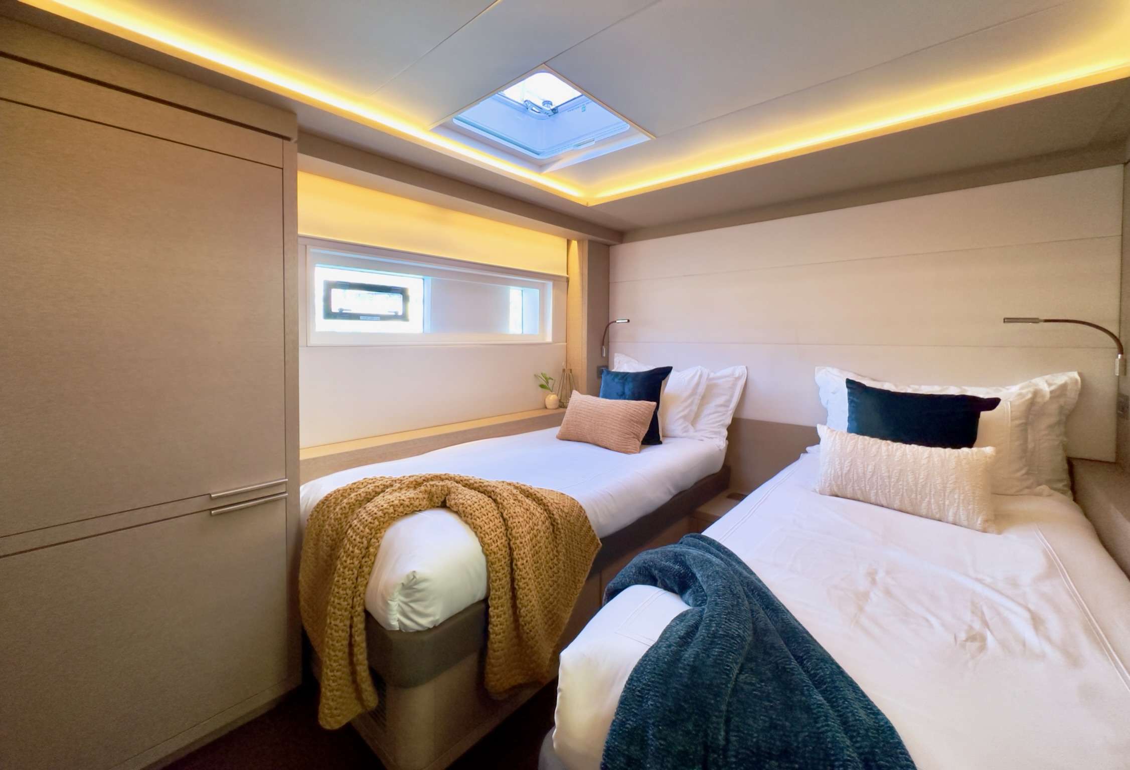 TWIN FLAME 77 Yacht Charter - Guest Stateroom with Sliding Beds