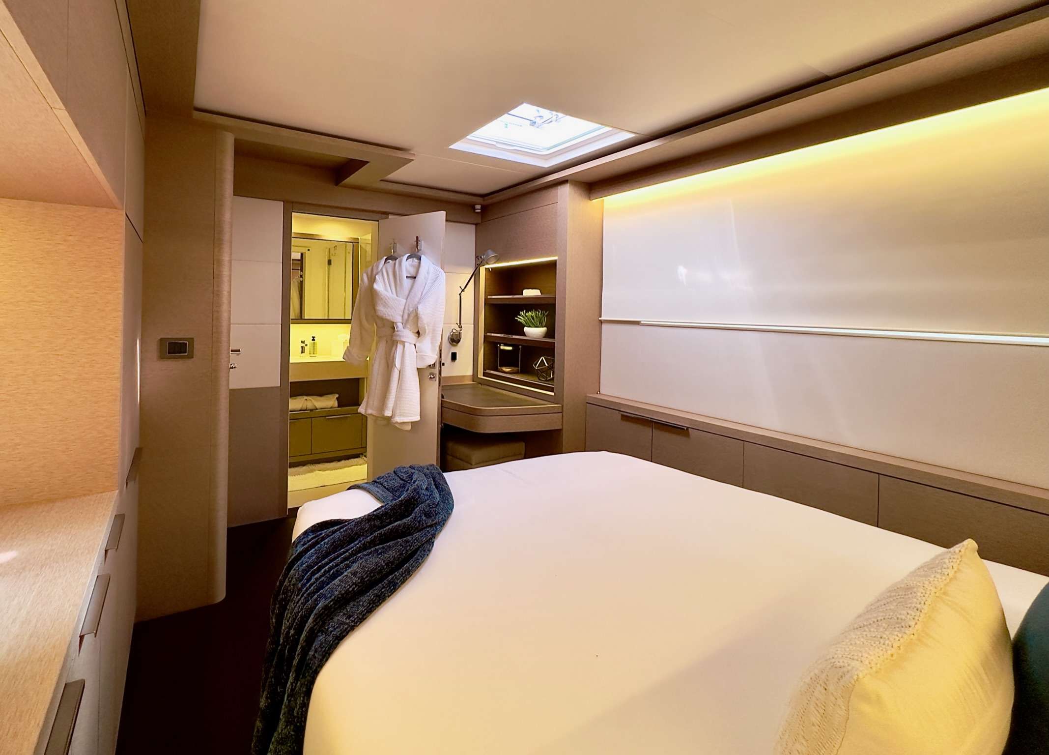 TWIN FLAME 77 Yacht Charter - Guest Stateroom